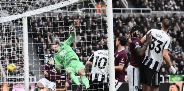 一场2-1让纽卡4轮不败，积分追平热刺曼联，争四形势白热化